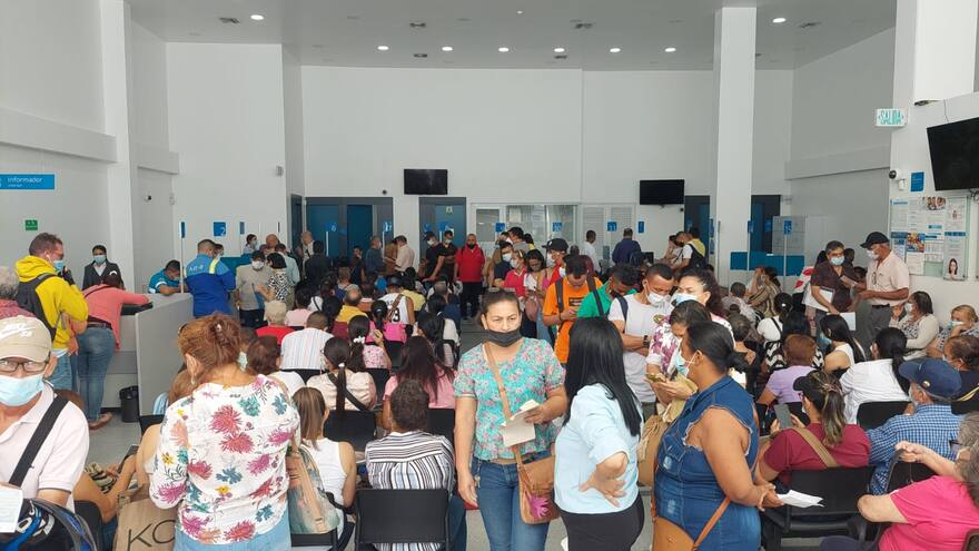 Malestar entre usuarios de Sanitas por demoras en atención