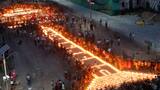 Se encienden velas para recordar miles de almas en Nepal