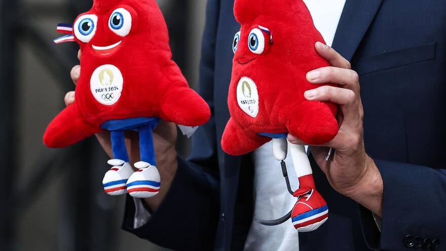 Figuras en forma de gorro, mascotas de los Juegos Olímpicos de París 2024