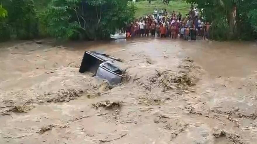 Camioneta fue arrastrada por una creciente súbita en zona rural de Montería