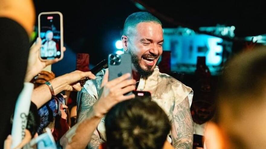 Video: a J Balvin se le rompió el pantalón en pleno concierto