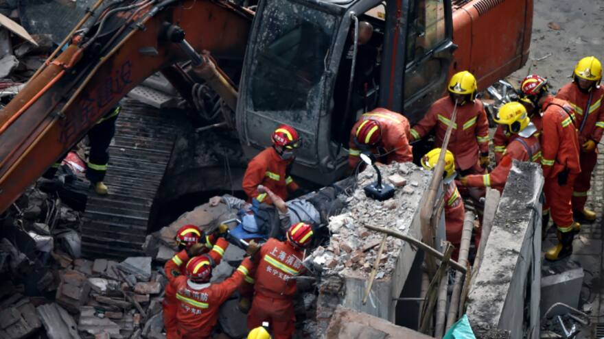 Siete muertos al desplomarse un edificio en Shanghái