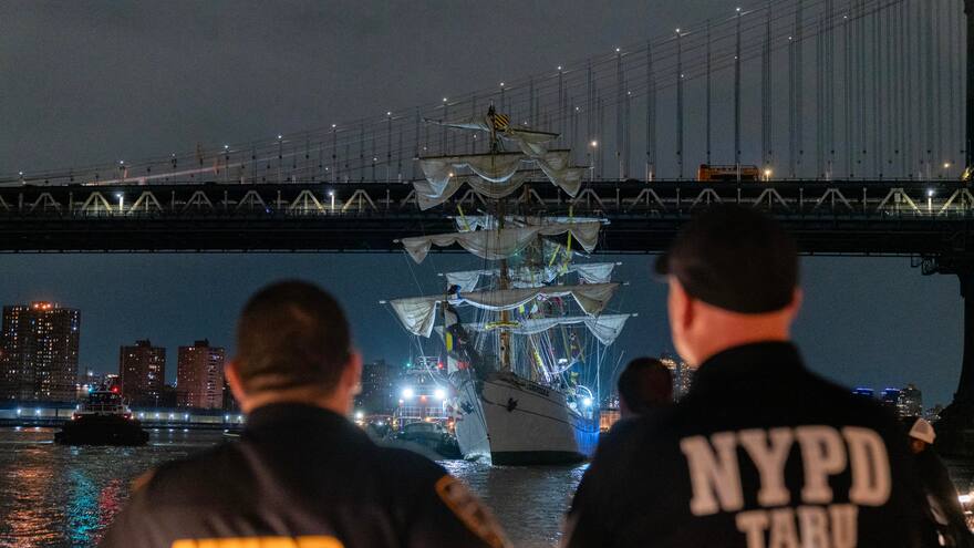 Fallecieron dos de los 23 heridos que dejó choque de buque contra puente de Brooklyn