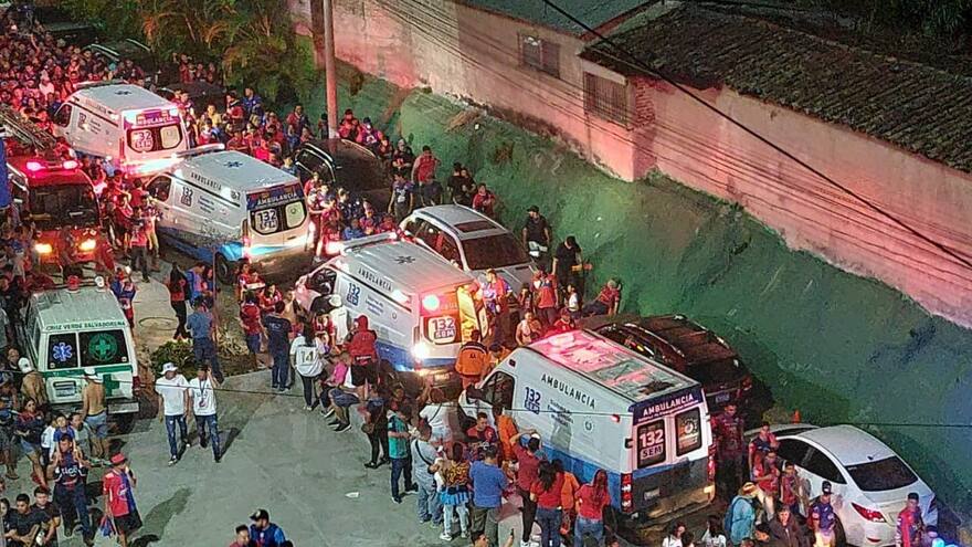 Estampida en estadio de El Salvador deja varios muertos