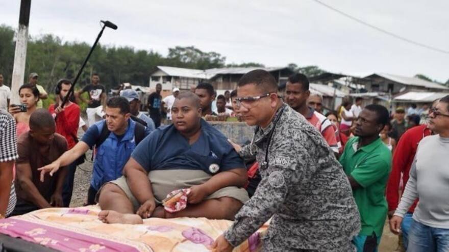 Trasladan en helicóptero a joven que pesa 400 kilos