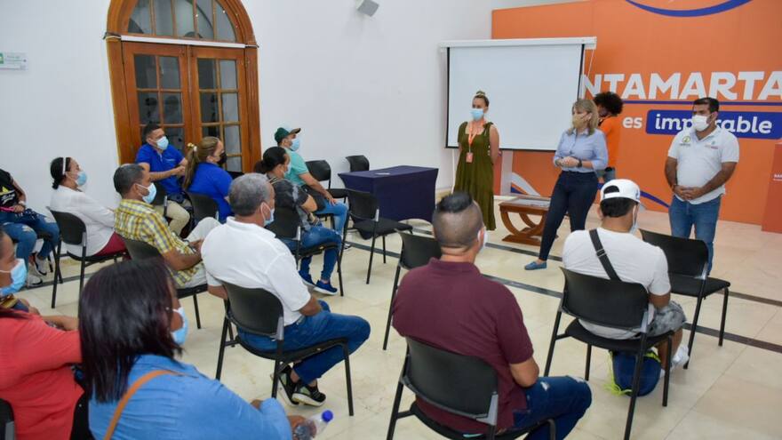 Dan ayuda económica a comerciantes afectados por incendio en mercado samario