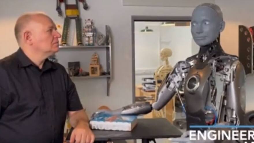 Robot humanoide promete no dominar el mundo y ayudar a la humanidad