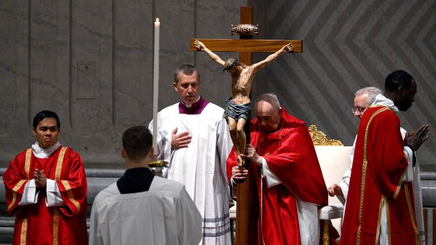 El papa presidió la Pasión de Cristo este Viernes Santo en la basílica de San Pedro