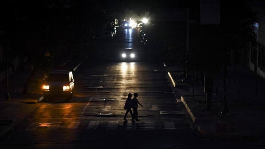 Fallo en el sistema de transmisión eléctrica dejó sin luz a casi todo Ecuador