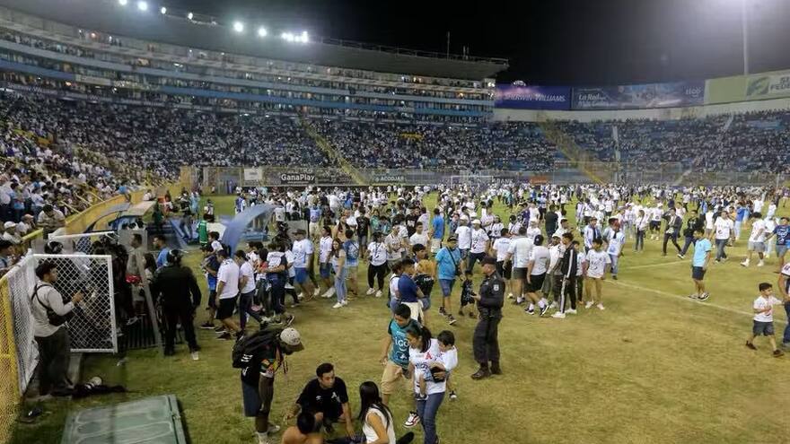 Rinden homenaje a los aficionados fallecidos en el estadio Cuscatlán en El Salvador