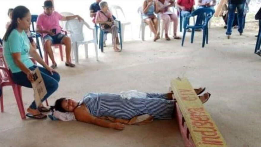 Cabildo indígena castiga a su tesorera por la pérdida de un dinero en Sucre