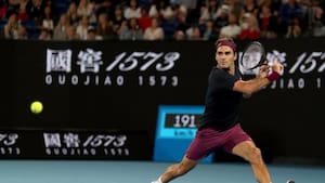 Federer avanza sufriendo