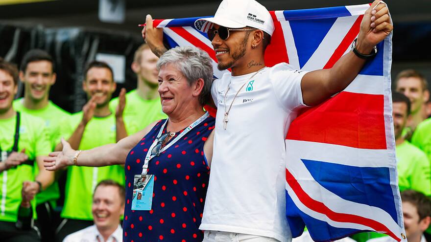 Hamilton dedica el título a su padre y a las maestras que no creyeron en él