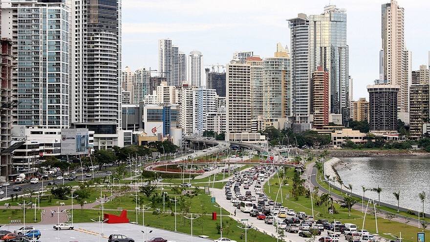 Incautan en Panamá 100 kilos de droga en microbús de pasajeros y arrestan a dos personas