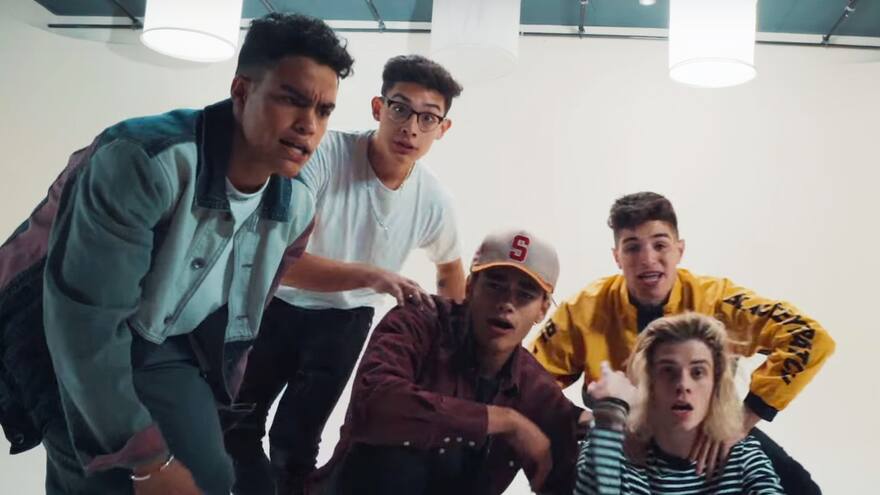 La agrupación PRETTYMUCH estrena video de ‘Teacher’