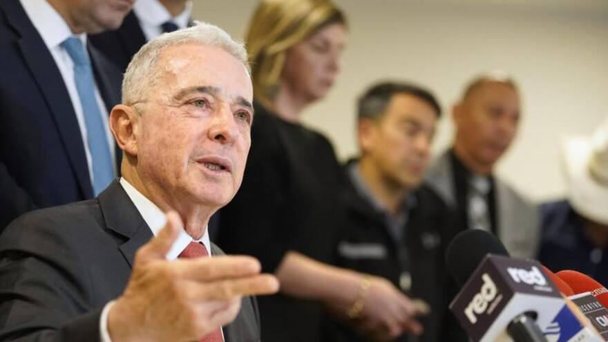 'Este Gobierno incita al odio de clases': Uribe le responde a Petro