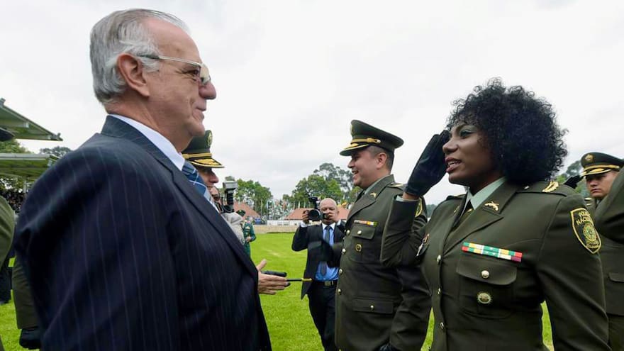 Martha Chaverra, edecan de Francia Márquez, es la primera mujer miembro de la Policía que luce su afro en ceremonia oficial