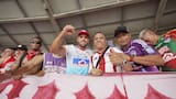 Sebastián Viera y Jermein Peña alentaron a Junior con la barra de Los Kuervos