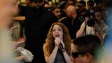 Video: Shakira le cantó a sus fans a las afueras de un hotel en Chile