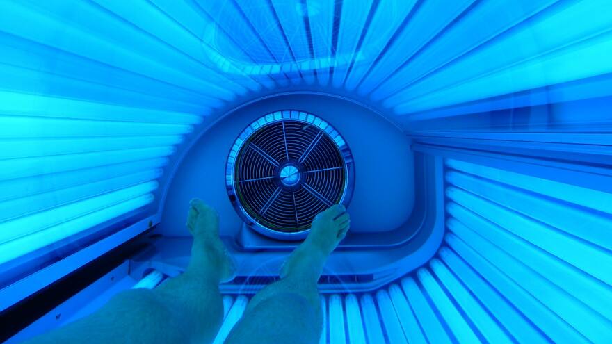 Hallan cuerpo de una mujer dentro de una cama de bronceo