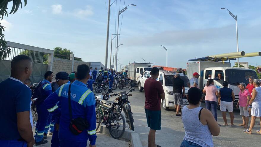 Comunidad bloquea la avenida El Platanal, en Soledad