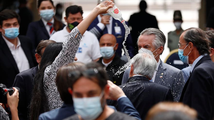 Sebastián Piñera: mujer lanza botella con agua al presidente de Chile