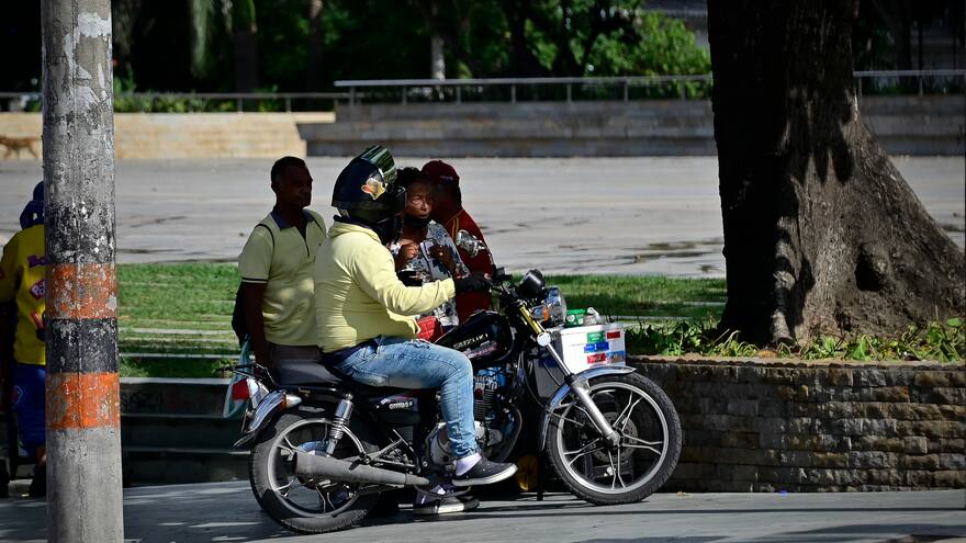 Los crecientes riesgos por tránsito de motos en andenes de la ciudad