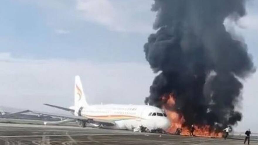 Avión sale de la pista y se incendia en un aeropuerto de China