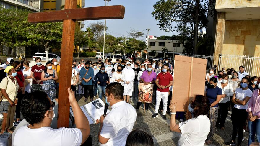 Peregrinos se congregaron para el tradicional Viacrucis