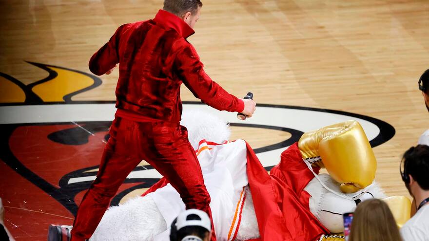 No es broma: Conor McGregor dejó herido a hombre detrás de la mascota de los Heat