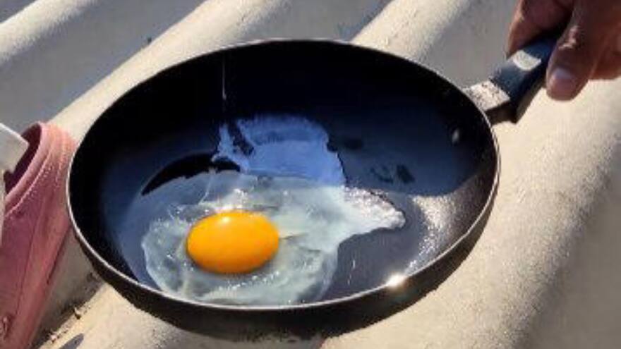 Barrancabermeja: joven aprovechó la ola de calor para cocinar un huevo con el sol en el tejado de una casa