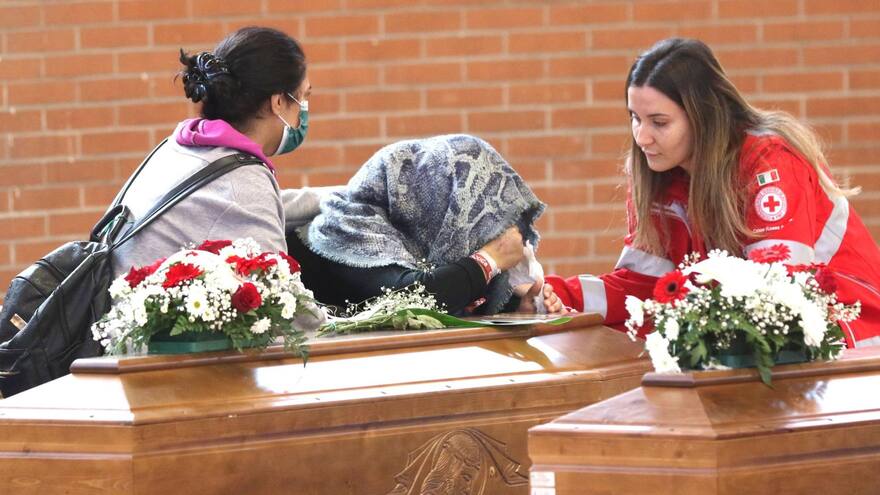 Sube a 69 el número de muertos del naufragio de Calabria, 15 de ellos niños