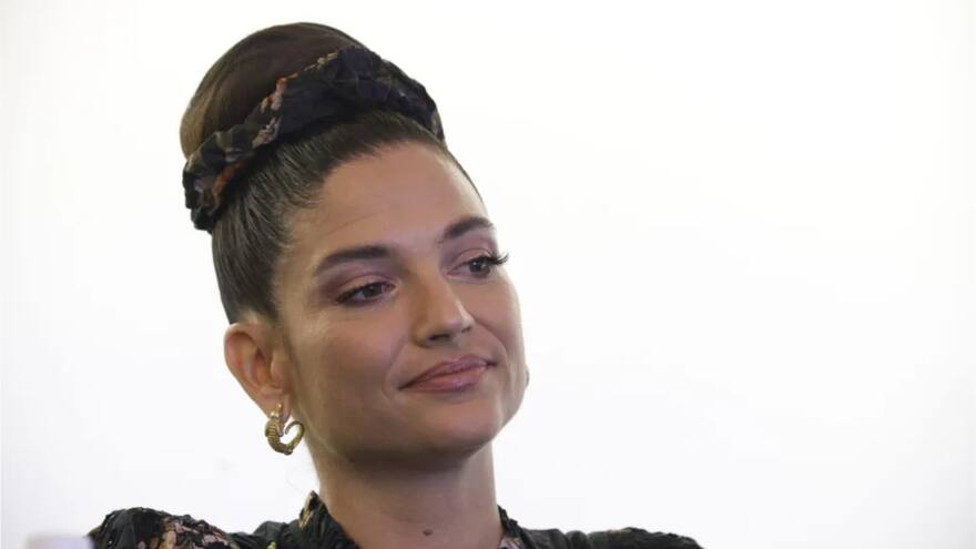 Natalia Jiménez, de la Quinta Estación, dio serenata al frente de restaurante que la discriminó por hablar español