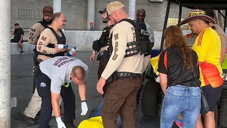 Policías retoman control y detienen a fanáticos que ingresaron sin entradas al estadio