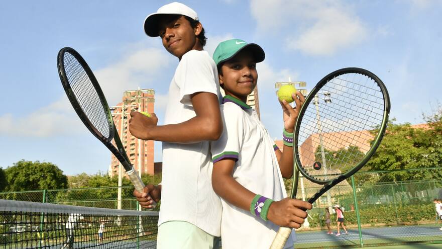 Los hermanos Jiménez conquistan las canchas de tenis con su talento