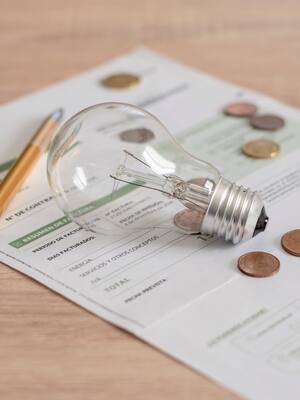 Morir de hambre o pagar la luz | Columna de José Consuegra