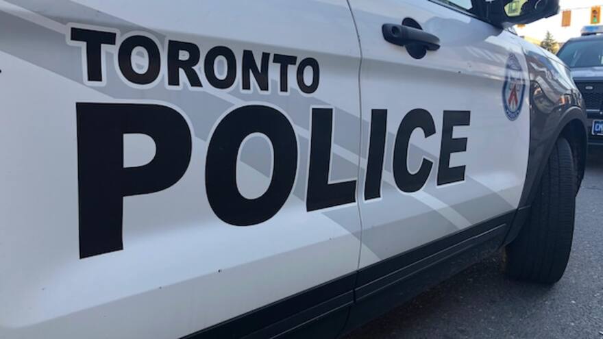 Policía neutraliza a hombre armado cerca de una escuela en Toronto Camadá
