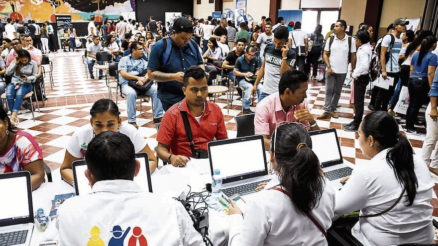 CNSC abrió inscripciones para más de 1.800 vacantes en el SENA: todo lo que debe saber