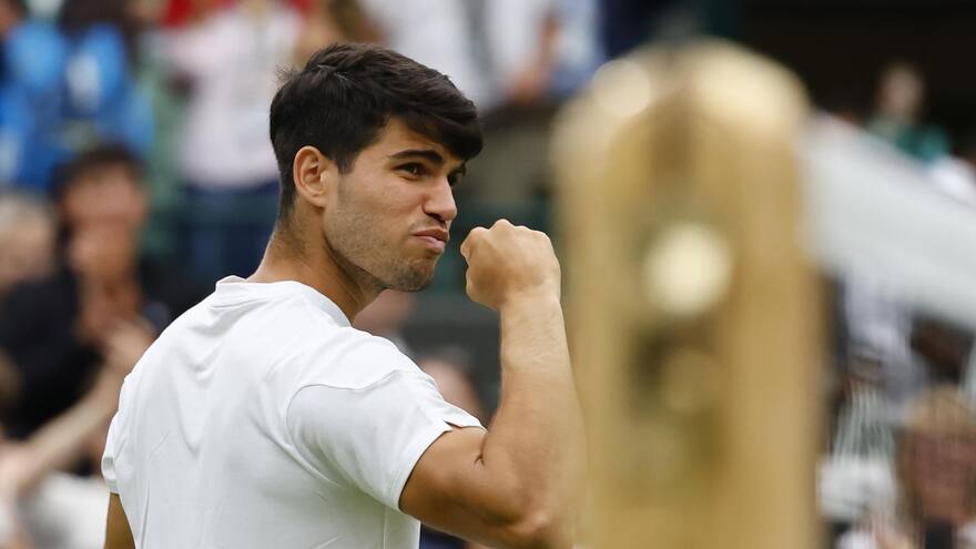 Carlos Alcaraz gana con autoridad y avanza en Wimbledon