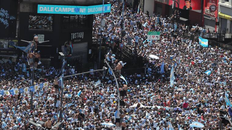 Hinchas de Argentina celebran victoria en Qatar 2022