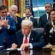 Trump firmó la ley que reabre el Gobierno y pone fin al cierre más largo de la historia de EE. UU.