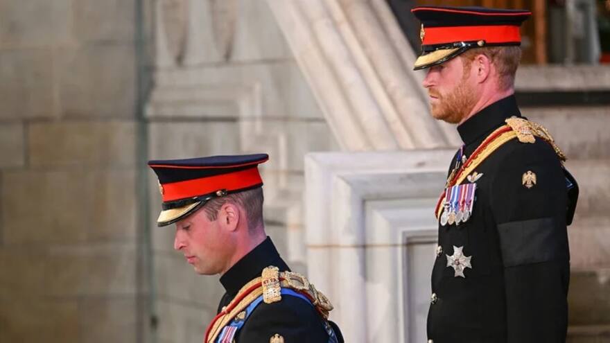 Muerte de Isabel II: tensión entre William y Harry por insignia de Elizabeth Regina que arrancaron de uniforme militar