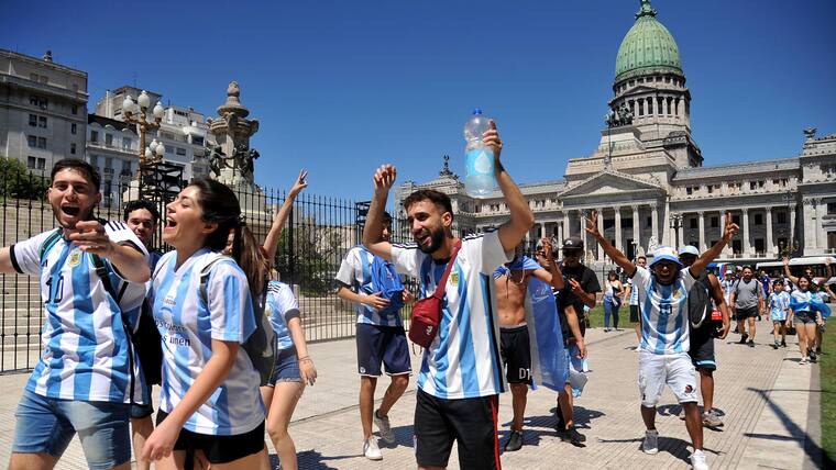 Seguidores de la selección argentina se preparan para celebrar junto a los jugadores