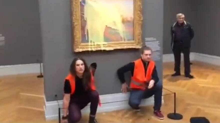 Activistas lanzan puré de papas contra 'Los almiares' de Monet en Alemania