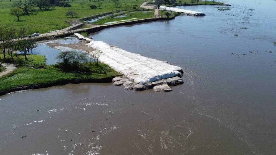 En Salamina espigones en el río dejan dudas y comunidad advierte tragedia