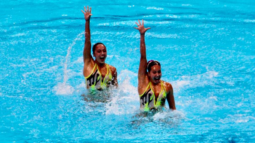 Con la música del ‘Joe’ Arroyo, Estefanía y Mónica deleitaron en nado