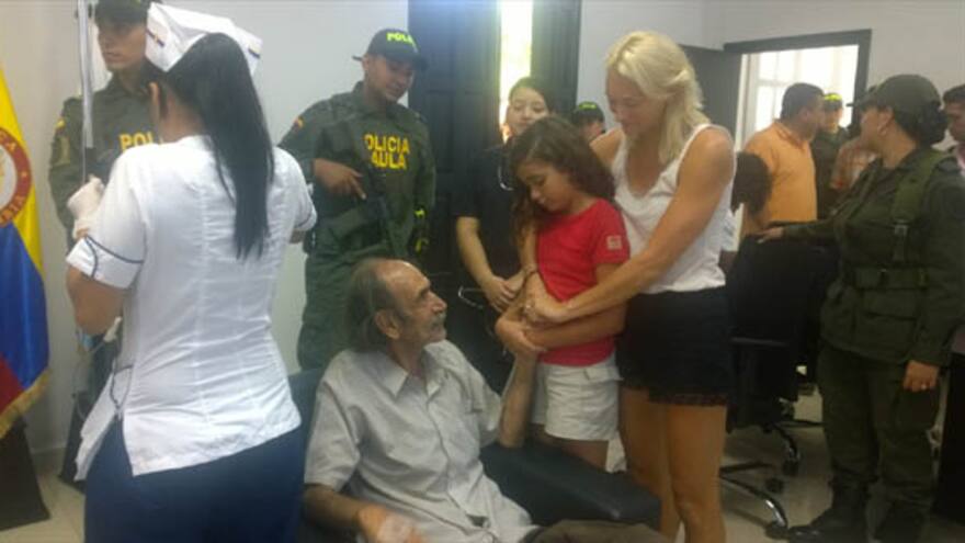 Gaula rescata al dueño del hotel La Ballena Azul en Guachaca