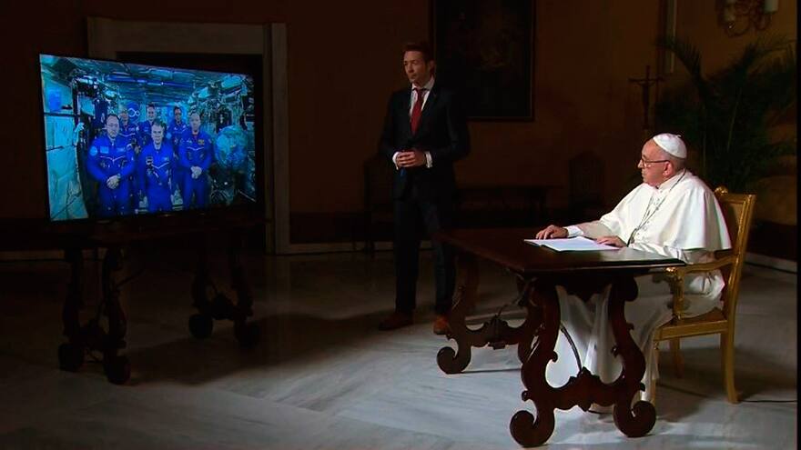 ¿Cómo es vivir sin un arriba ni un abajo? la pregunta del Papa a astronautas