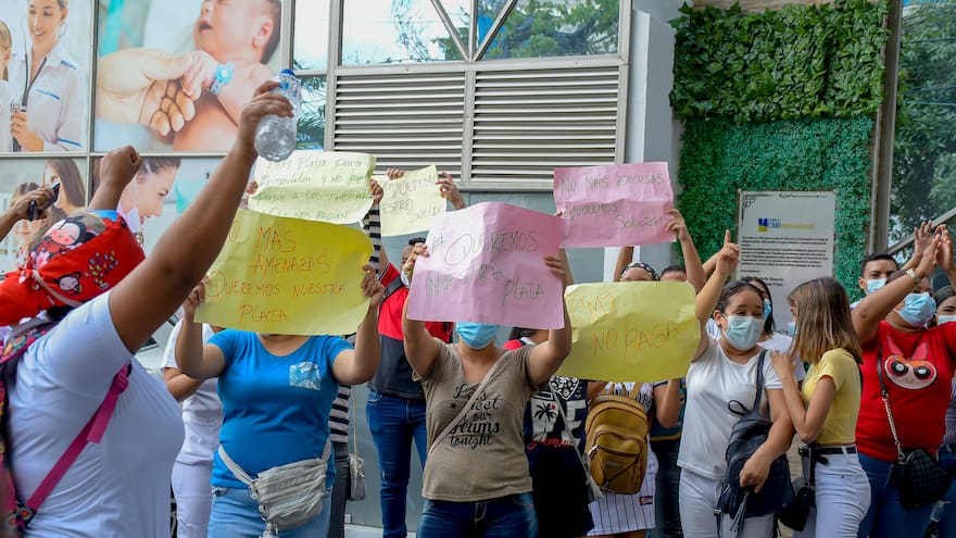 Exempleados de clínica reclaman pago de su salario