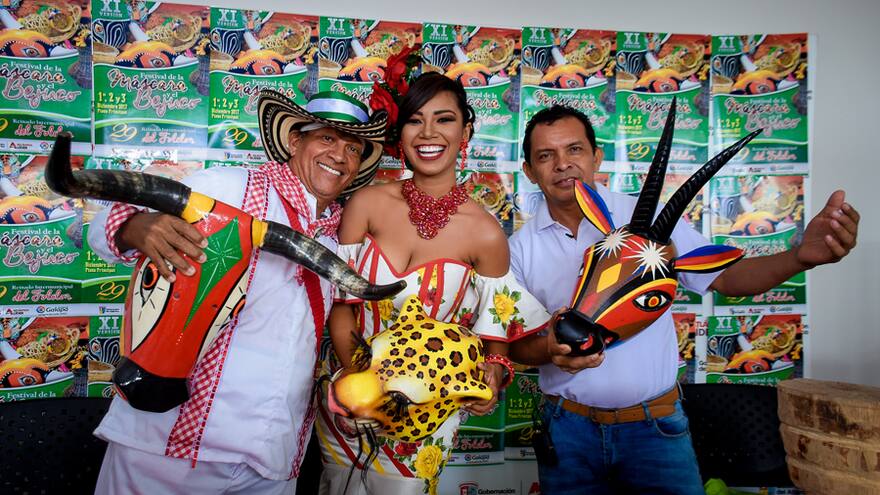 Máscaras y reinas, en la tierra de los artesanos